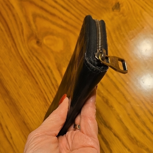 Louie Vuitton Damier Black Leather Wallet - Picture 6 of 13